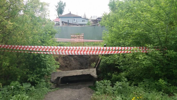 В Барнауле рухнул пешеходный мост.