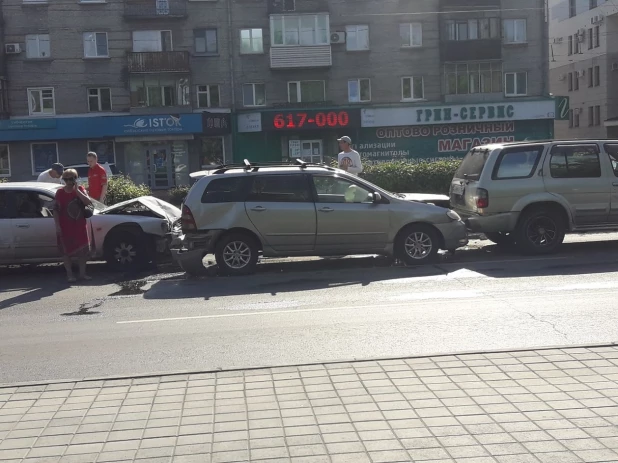 Виновник убежал с места ДТП в Барнауле.