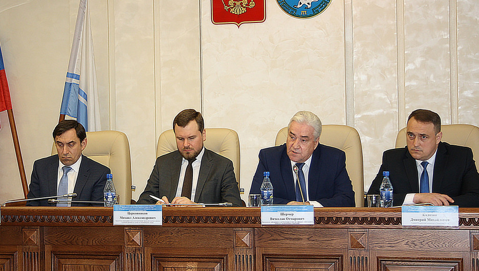 Вячеслав Шермер (второй справа).