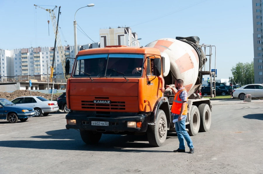 Строительство новой дороги на улице Сиреневой.