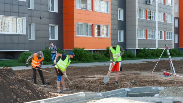 Строительство новой дороги на улице Сиреневой.