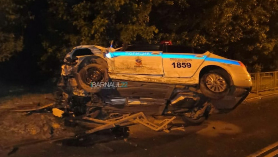Машина ДПС разбилась во время ночной погони в центре Барнаула (обновлено)