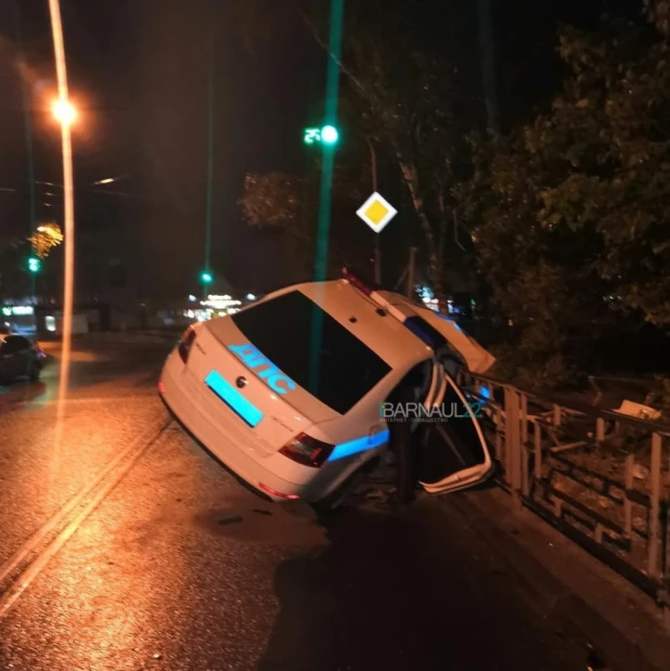 ДТП с участием автомобиля ДПС в Барнауле. 