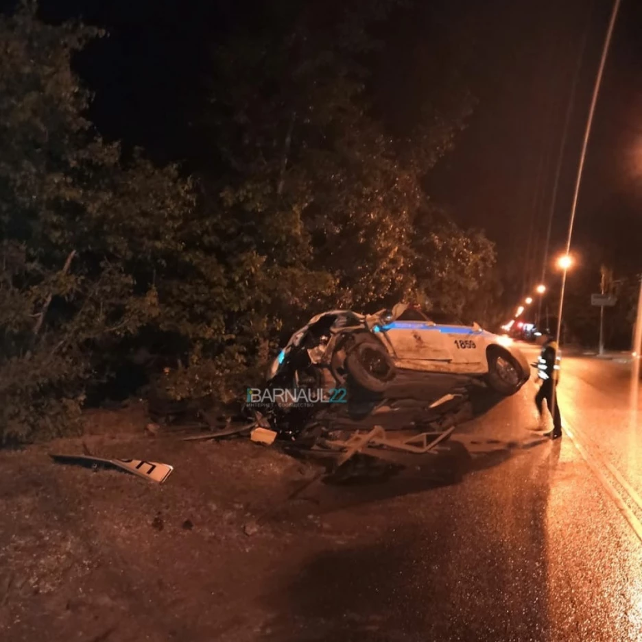 Машина ДПС разбилась во время ночной погони в центре Барнаула (обновлено)