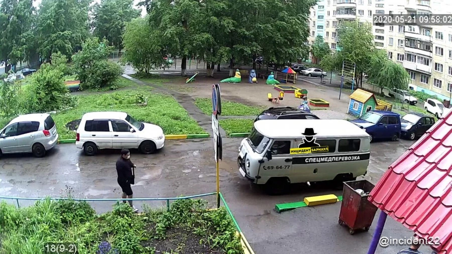Пожилая женщина выпала из окна в Барнауле. Пожилая женщина выпала из окна в Барнауле.