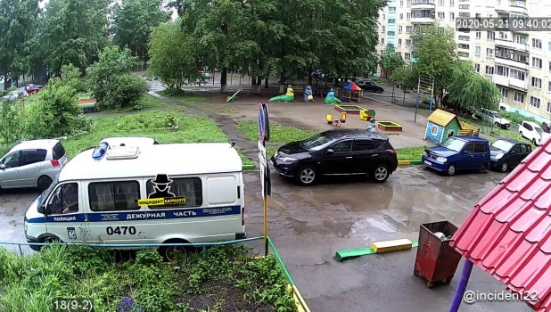Пожилая женщина выпала из окна в Барнауле.