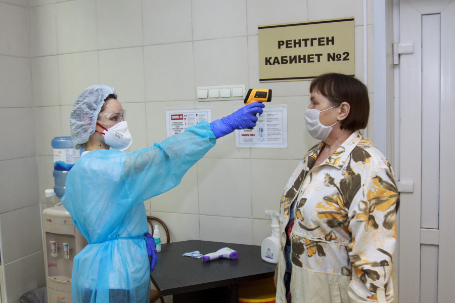 Алтайские медики продолжают получать доплату за работу с коронавирусными пациентами.