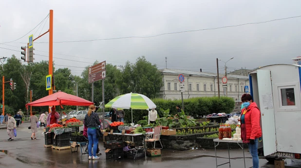 Бойкая торговля на площади Спартака.