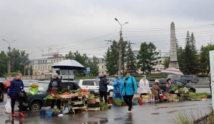 Бойкая торговля на площади Спартака.