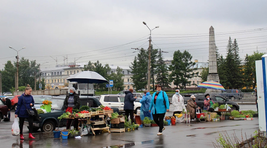 Бойкая торговля на площади Спартака.