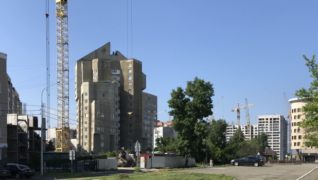 Улица Папанинцев в Барнауле в мае 2020 года. Высотка на переднем плане - дом №123. 