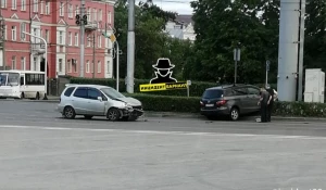 Автомобиль на газоне после ДТП.