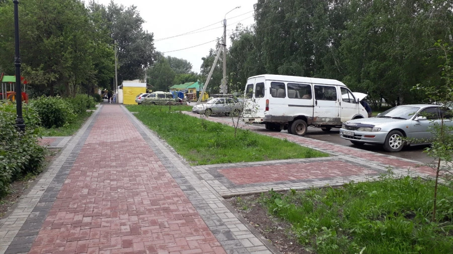 Сквер и тротуары на улице Панфиловцев в Барнауле.