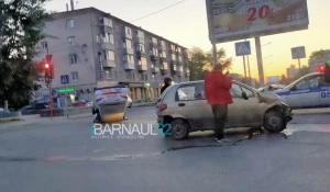 ДТП в Барнауле, перевернулось такси.