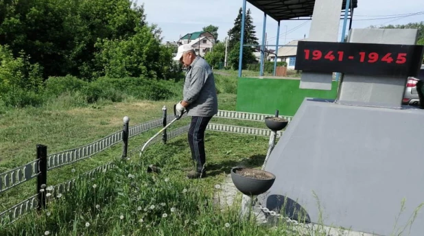 В Барнауле косят траву.