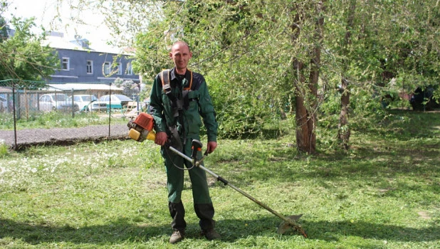 В Барнауле косят траву.