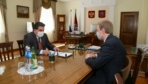 Рабочая встреча Виктора Томенко (справа) и Юрия Куриленко 29 мая 2020 года.