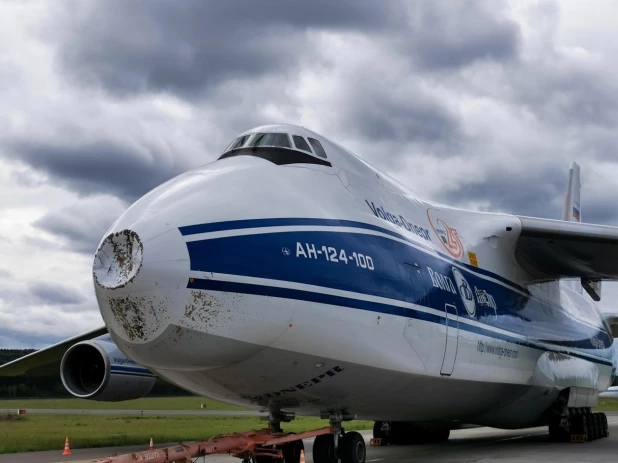 Грузовой самолет Ан-124-100.