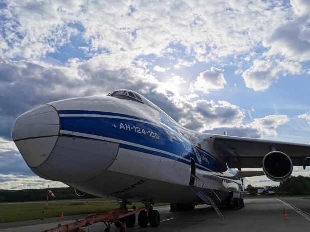 Грузовой самолет Ан-124-100.