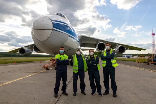 Грузовой самолет Ан-124-100.