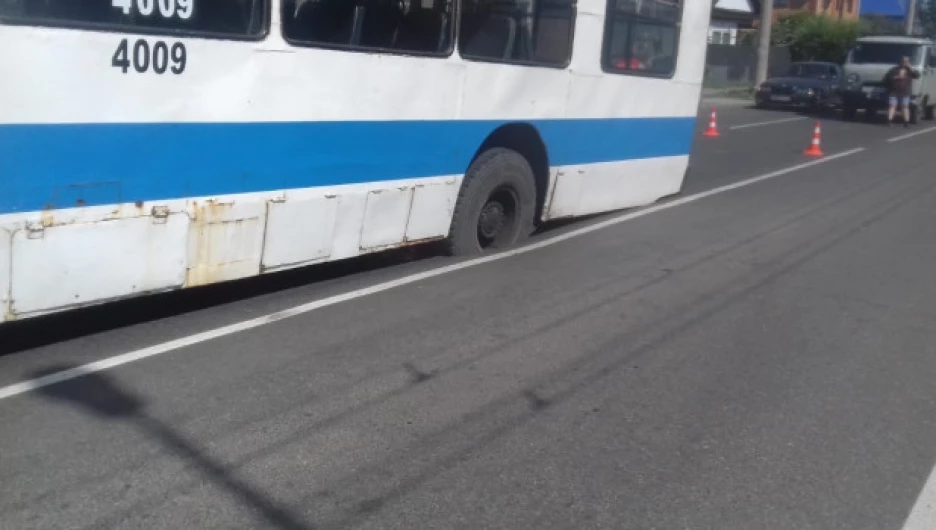 В Барнауле троллейбус провалился в дорожную яму