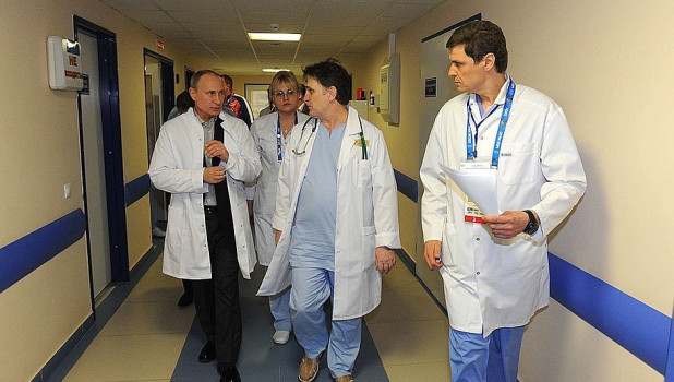 Владимир Путин во время посещении клиники, где находилась спортсменка.