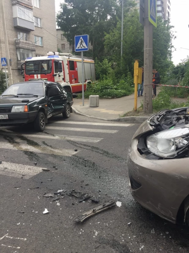 Авария с участием трех автомобилей на пересечении проспекта Комсомольского и улицы Интернациональной. 