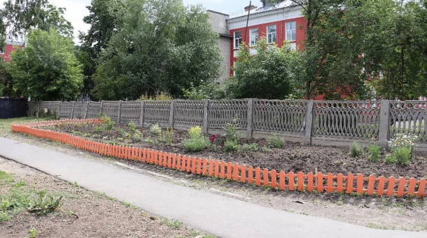 Зеленый уголок перед домами в Барнауле.