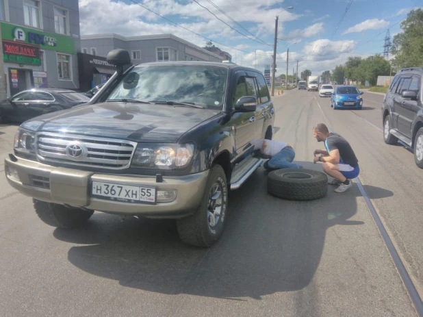 В Барнауле в женщину прелетело слетевшее с машины колесо.