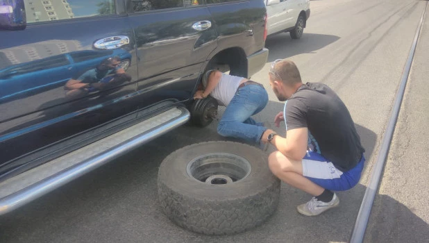 В Барнауле в женщину прелетело слетевшее с машины колесо.