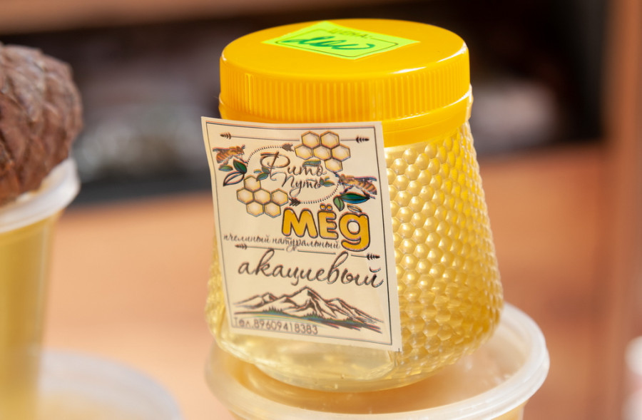 В Барнауле начали продавать мед нового урожая.