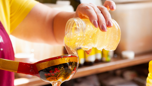 В Барнауле начали продавать мед нового урожая.