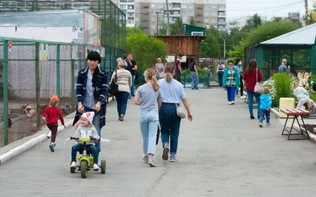 Барнаульский зоопарк вновь открылся для посетителей после снятие режима ограничений.