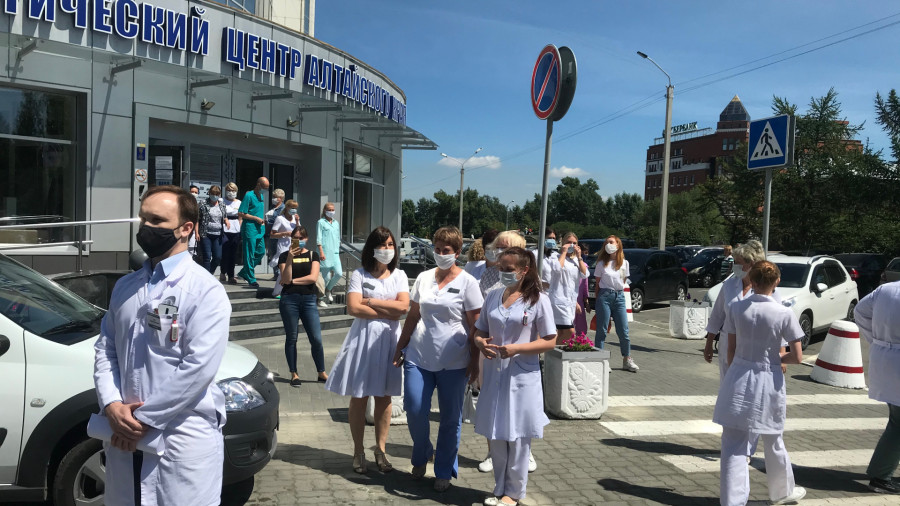Медики перед Диагностическим центром Алтайского  края 11 июня 2020 года.
