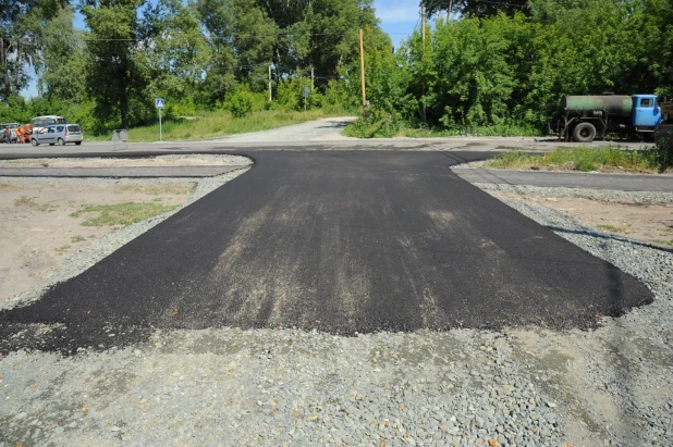 В поселке Ильича ремонтируют главную автодорогу.