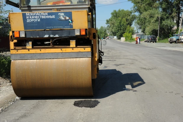 В поселке Ильича ремонтируют главную автодорогу.