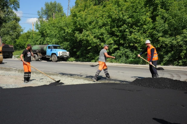 В поселке Ильича ремонтируют главную автодорогу.