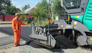 В поселке Ильича ремонтируют главную автодорогу.