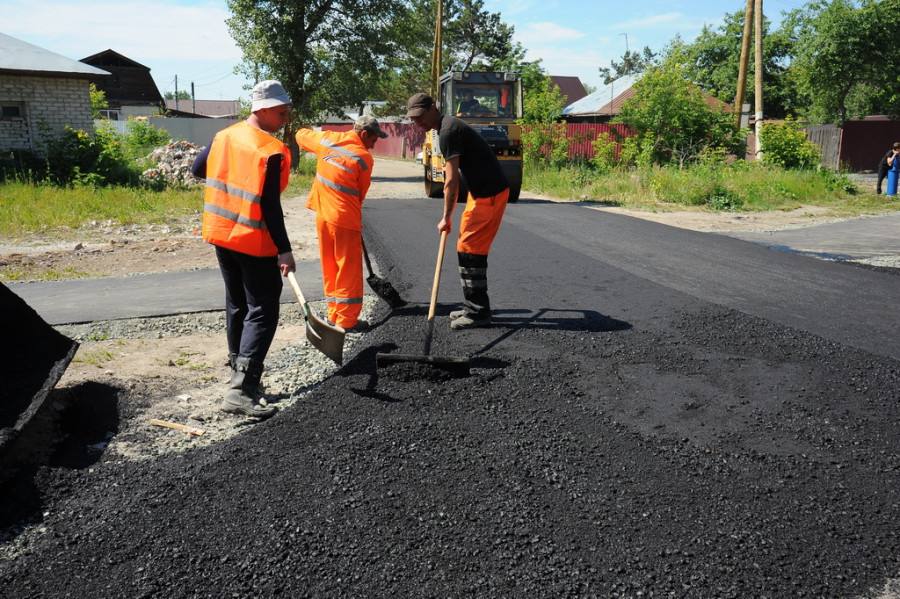 В поселке Ильича ремонтируют главную автодорогу.