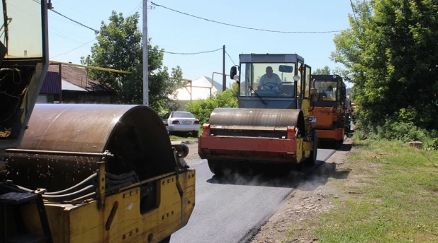 В Барнауле асфальтируют дорогу на улице Водопроводной.