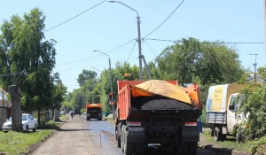 В Барнауле асфальтируют дорогу на улице Водопроводной.