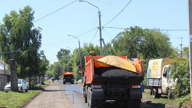 В Барнауле асфальтируют дорогу на улице Водопроводной.