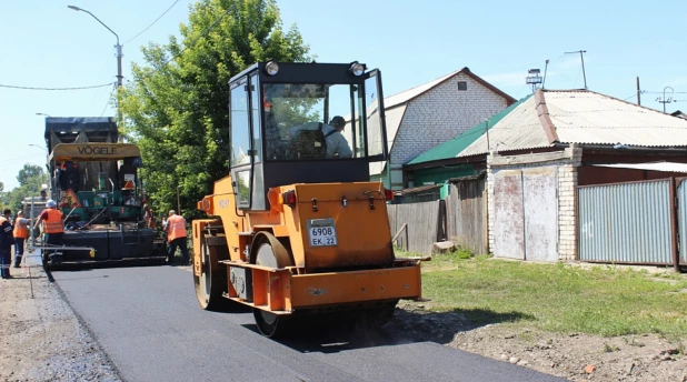 В Барнауле асфальтируют дорогу на улице Водопроводной.