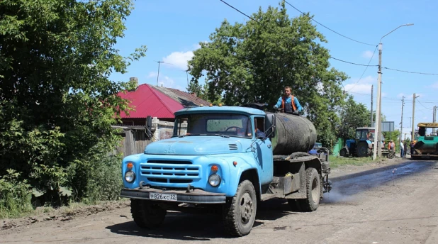 В Барнауле асфальтируют дорогу на улице Водопроводной.