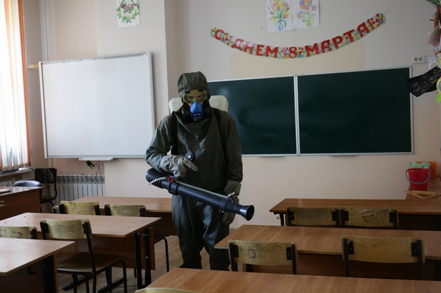 Обработка школ от коронавируса в Новосибирске.