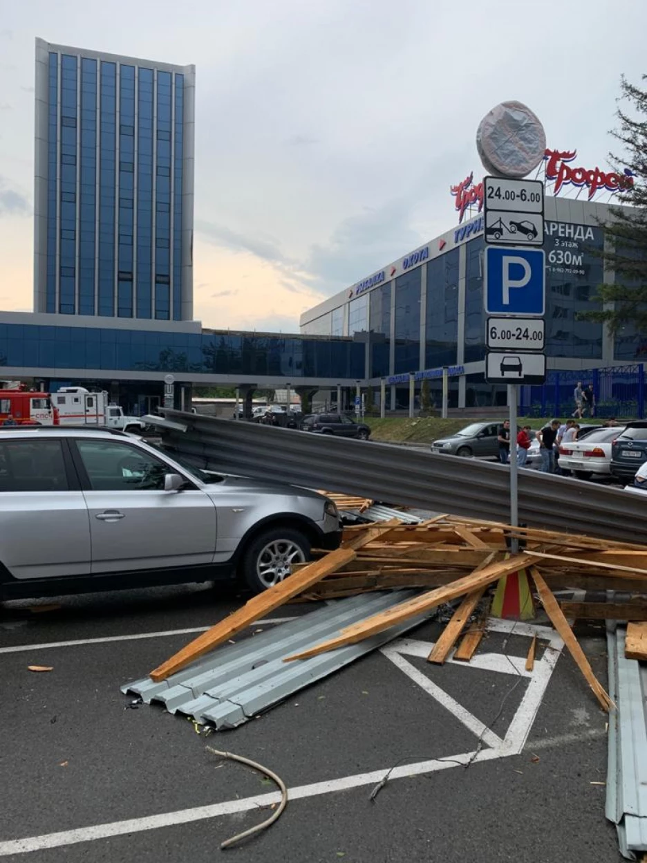 В центре Барнаула сильный ветер сорвал крышу с торгово-развлекательного  центра PLAZA