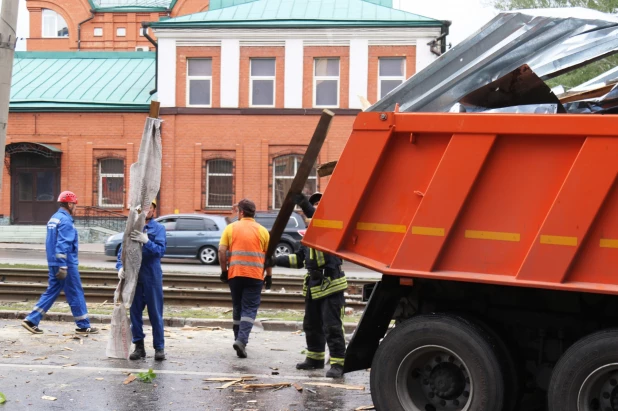 МЧС устраняли последствия урагана в Барнауле, 13 июня 2020 год