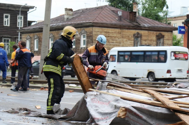 МЧС устраняли последствия урагана в Барнауле, 13 июня 2020 год