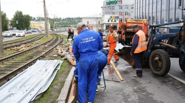 МЧС устраняли последствия урагана в Барнауле, 13 июня 2020 год