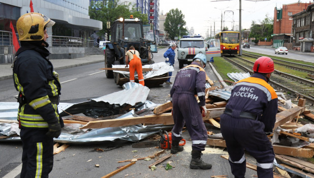 МЧС устраняли последствия урагана в Барнауле, 13 июня 2020 год